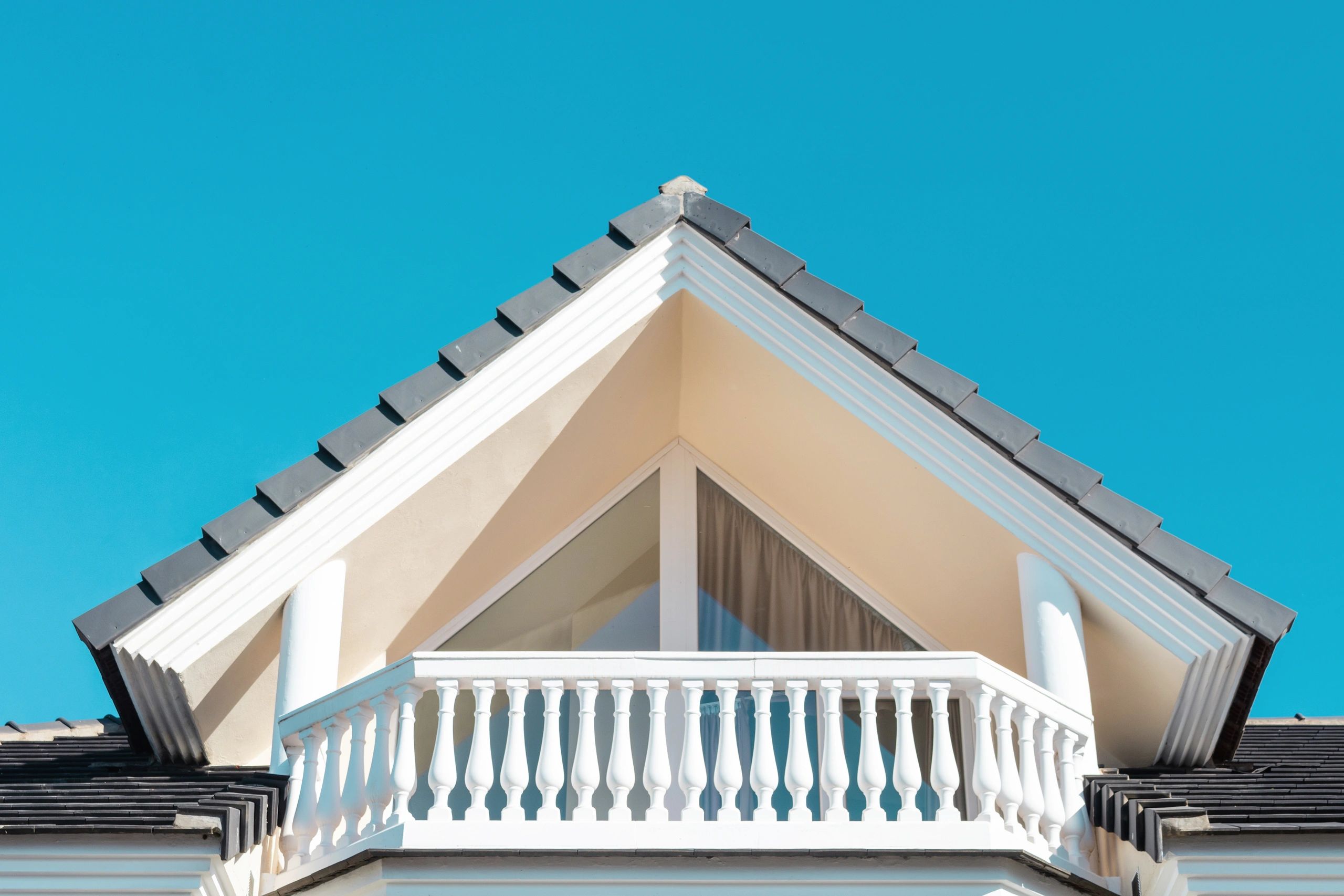 Façade de maison avec toiture moderne