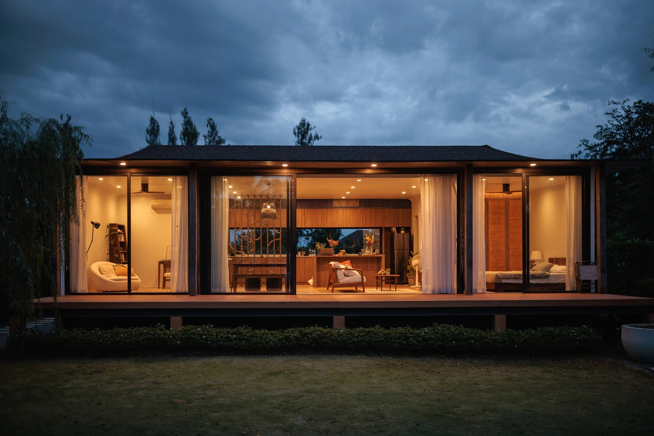 Maison moderne avec toiture soignée au crépuscule