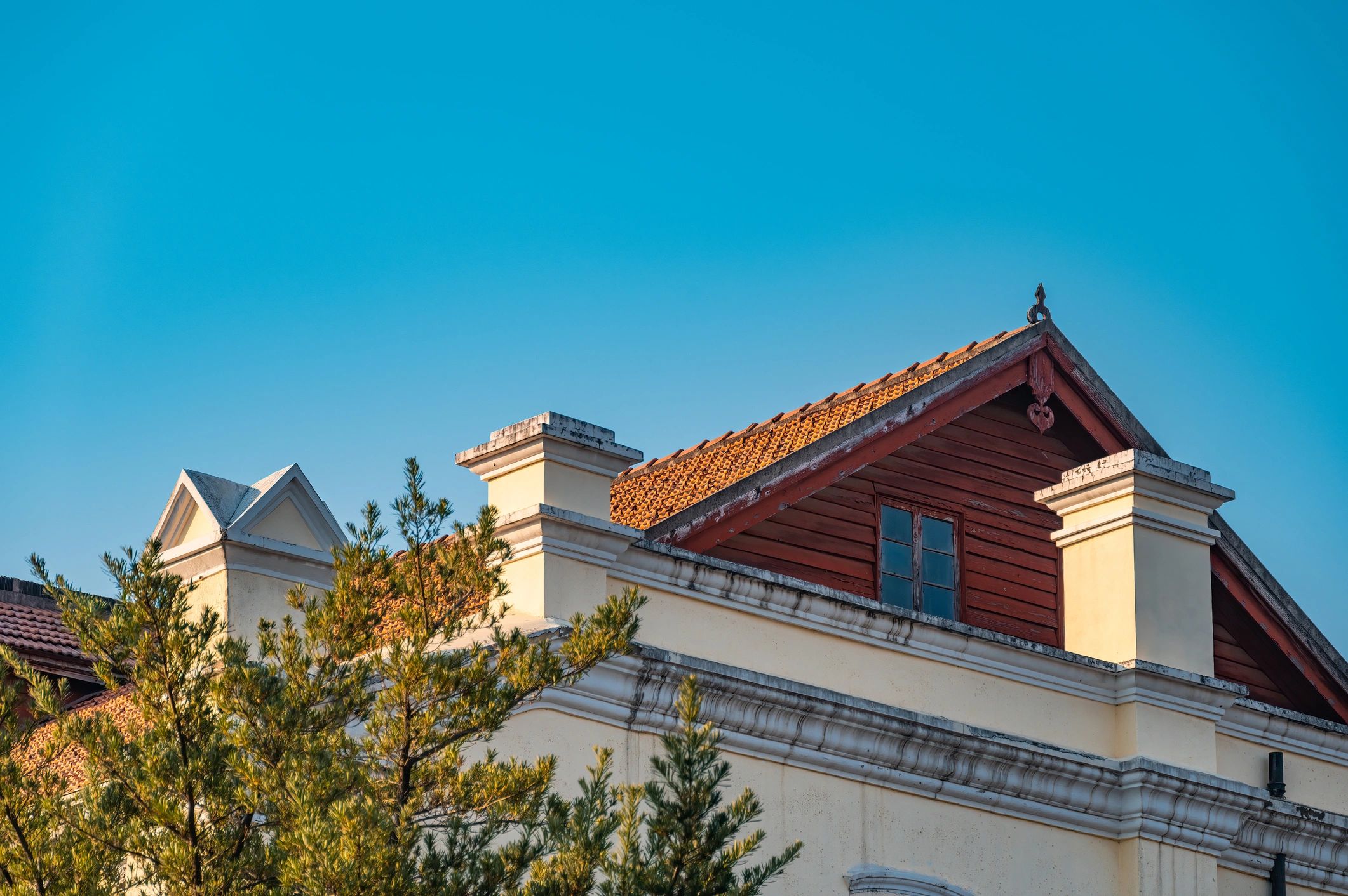 Avant-toit et finitions de toiture sur villa