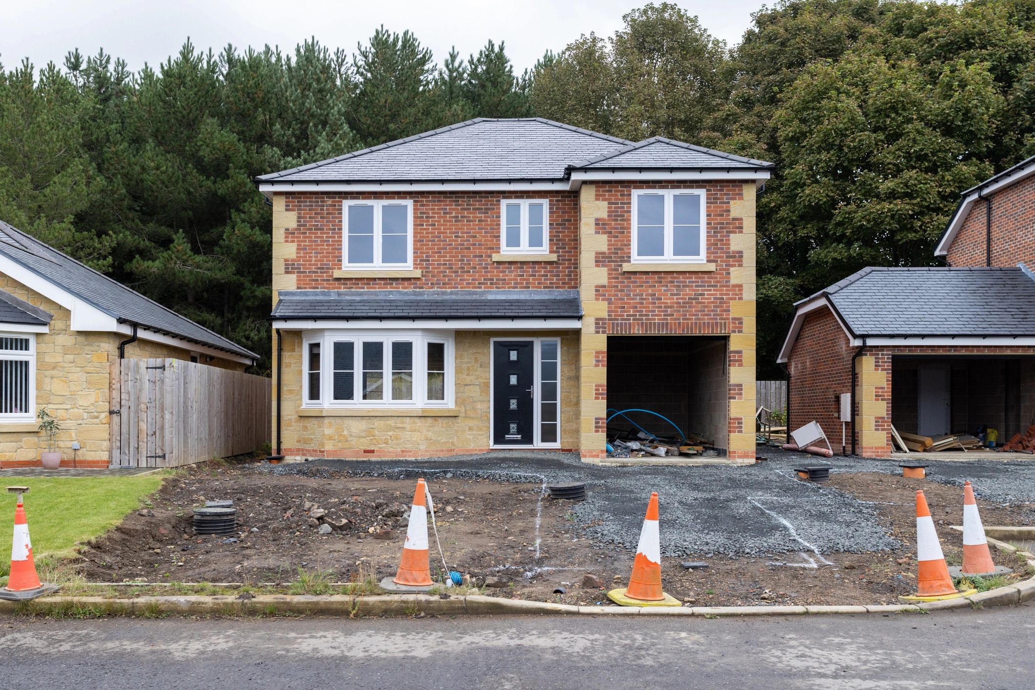 Maison en chantier avec toiture en cours de réalisation