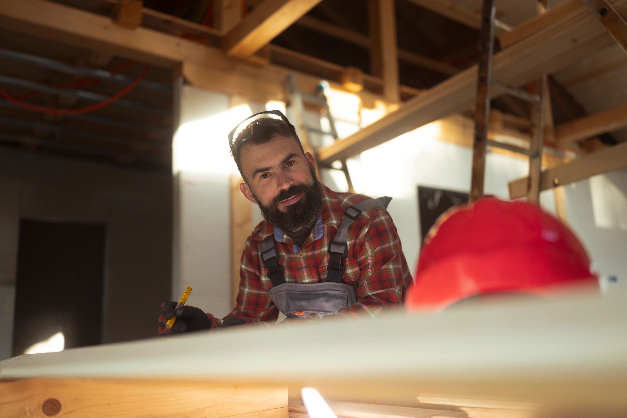Artisan au travail sur un chantier