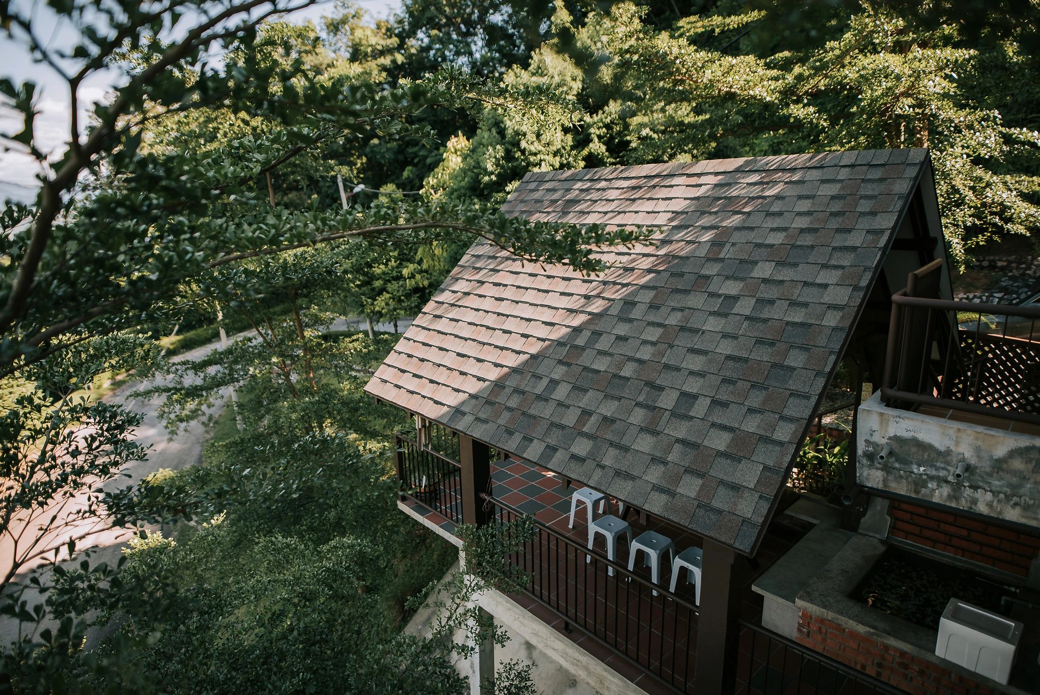 Maison avec toiture sur les hauteurs